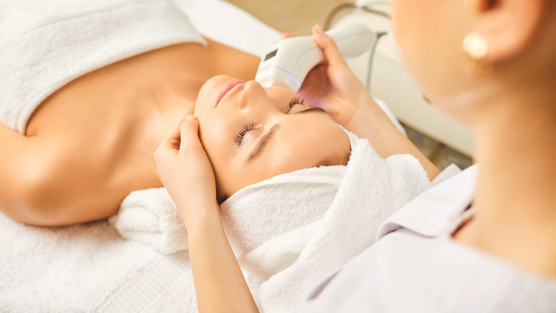 ¿Qué necesito para empezar un curso de belleza? Guía para principiante thumbnail